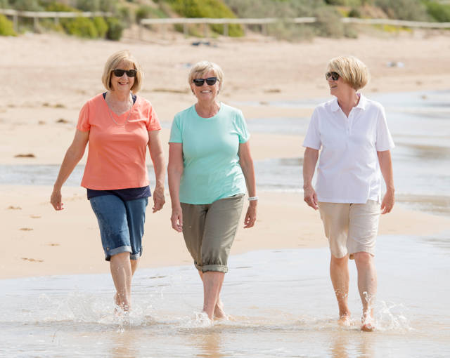 Groupe Femmes Agées Plage Ete