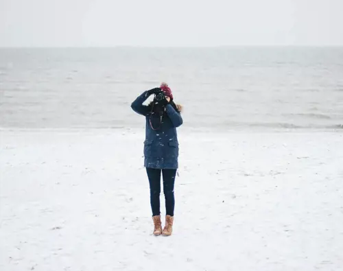 Hôtels-Gouverneur-Sept-Îles-hiver-plage-femme