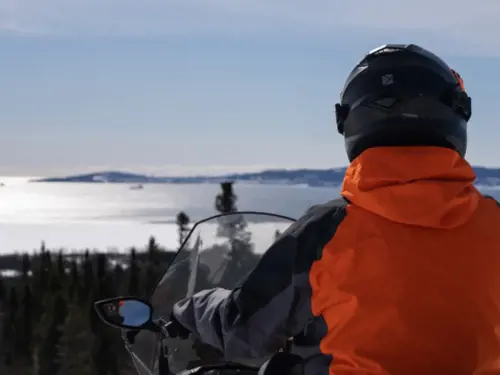 Hôtels-Gouverneur-Sept-Îles-winter-snowmobile-sea-view