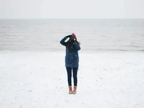 Hôtels-Gouverneur-Sept-Îles-winter-beach-woman