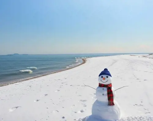 Hôtels-Gouverneur-Sept-Îles-blogue-relache-bonhomme de neige plage