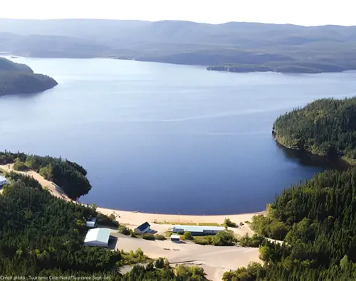 Hôtels-Gouverneur-Sept-Îles-plage-lac-rapide-ete
