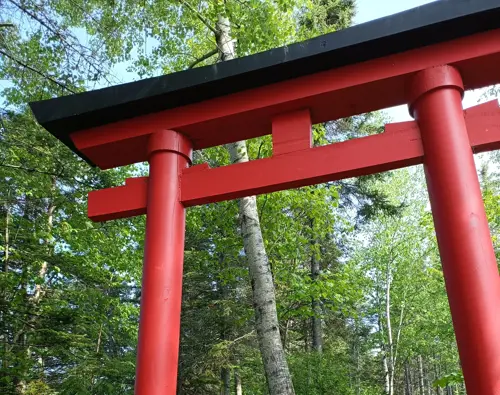 Hotels-Gouverneur-sept-Iles-Randonnée-Jardin-du-ruisseau-Bois-Joli-arche-rouge